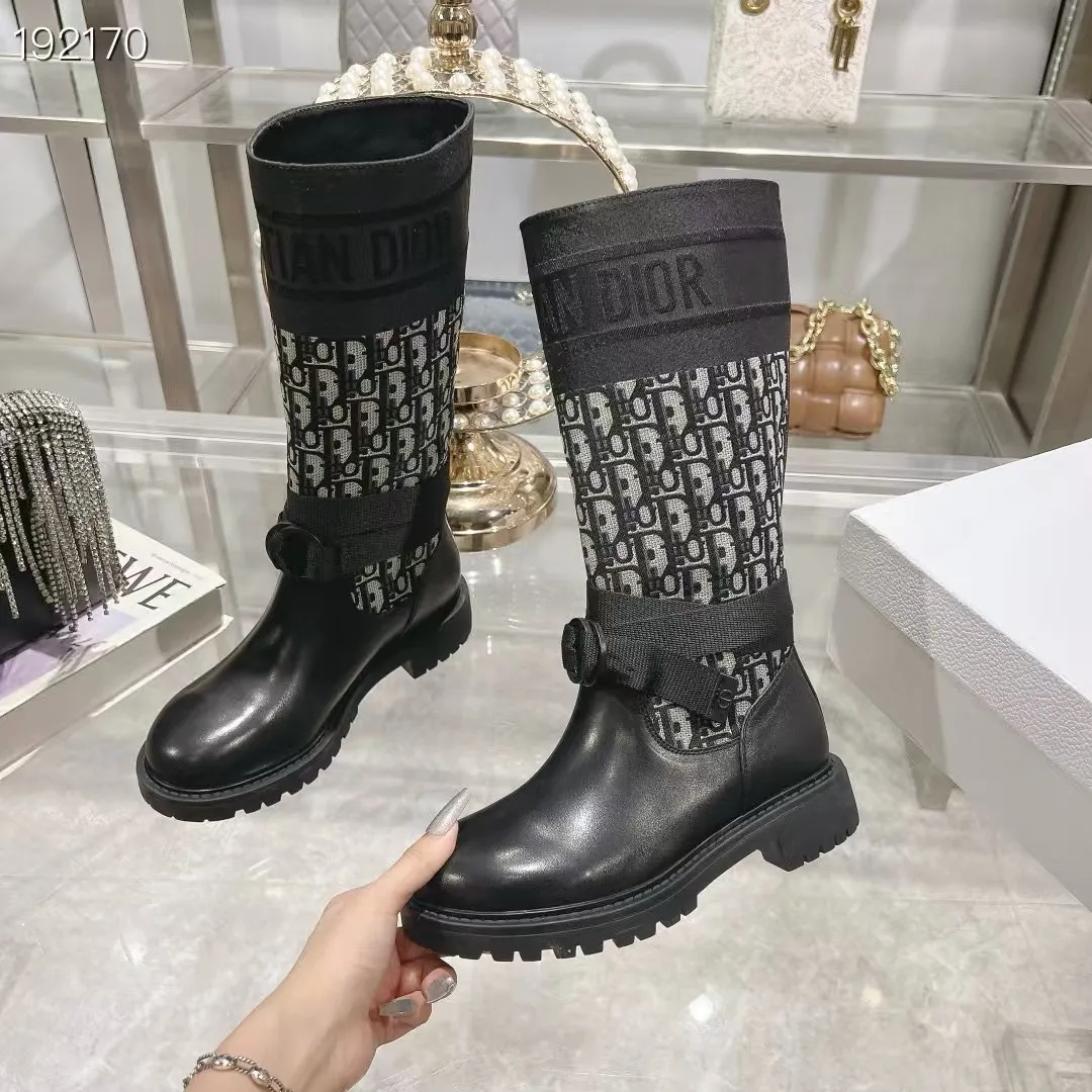 👟👟Ex-factory price 560👟👟 Dior color-blocking new boots for autumn and winter, the latest electric embroidery color-blocking letter logo for autumn and winter, round-toe high-top knight boots for women, Material: first-layer cowhide stitched with electric embroidery fabric, sheepskin lining for feet, original molded TPU outsole Size: 35-40 yards